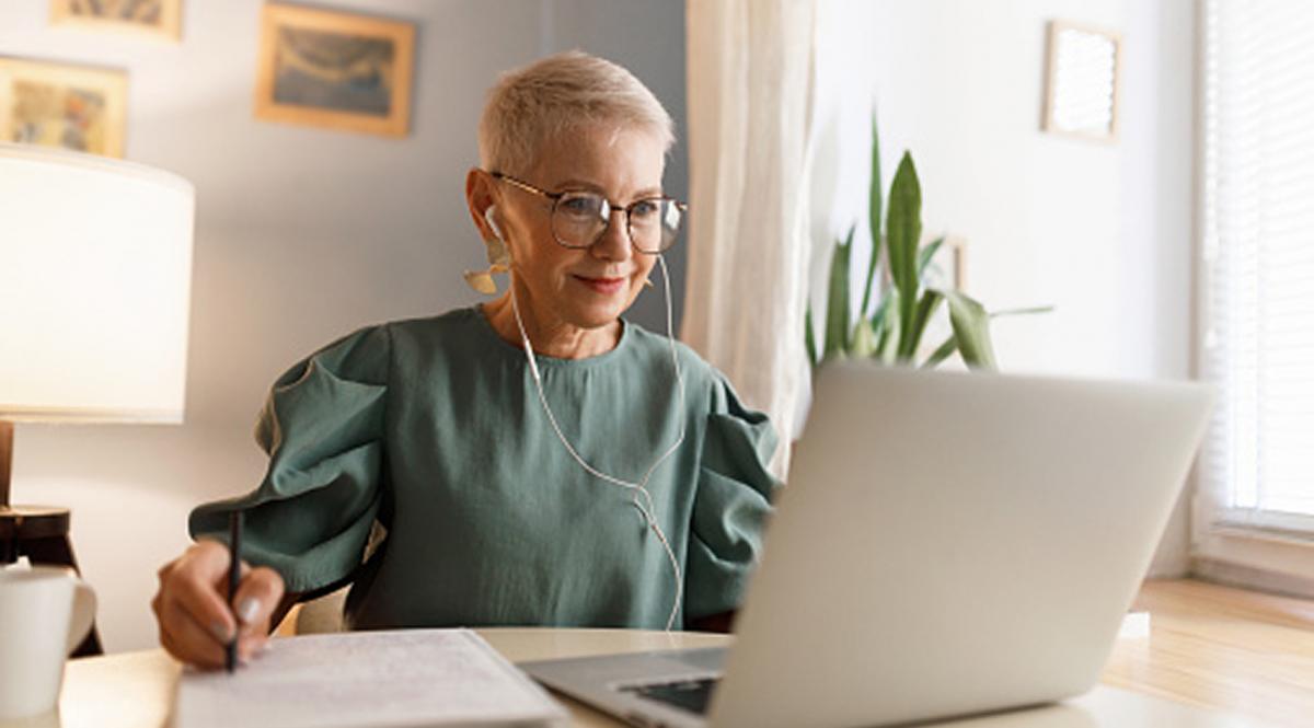 old woman looking at the laptop